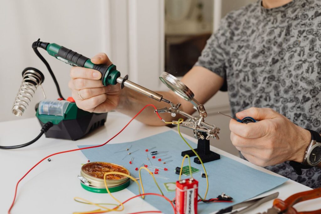 Reparatur eines Elektrogeräts am Lötplatz als Symbol für die Haltbarkeitsgarantie